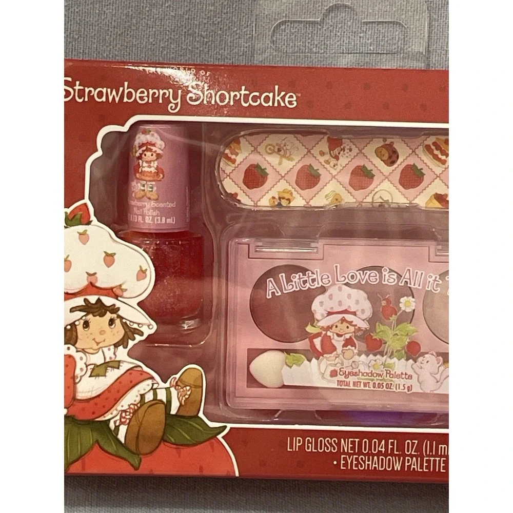 NEW Set Strawberry Shortcake Berry Besties Lip Gloss Keychain‎ Bracelet Beauty